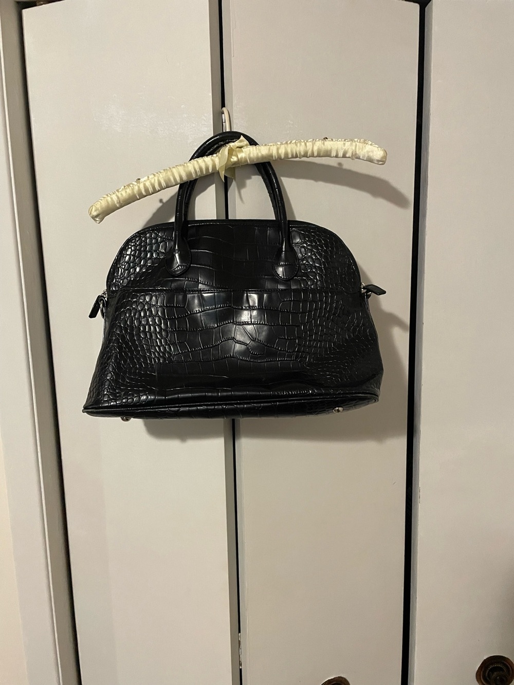 Danier Ladies Black Pebbled Leather Handbag/Purse